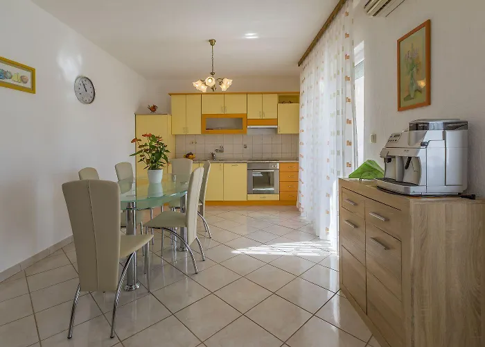 Appartement Hundefreundliches Nur 470 Meter Zum Mit Babybett Und Meerblick Povile