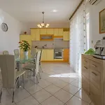 Appartement Hundefreundliches Nur 470 Meter Zum Mit Babybett Und Meerblick Povile